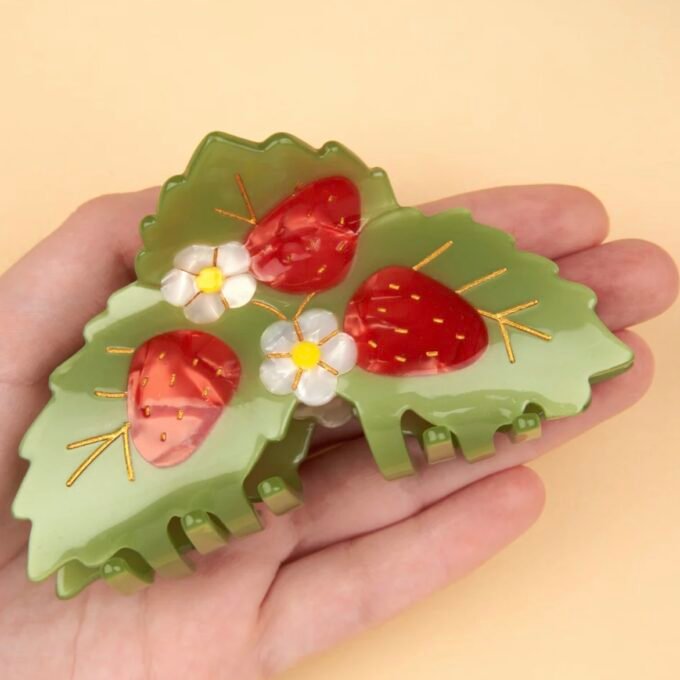 STRAWBERRY PLANT HAIR CLAW - Coucou Suzette